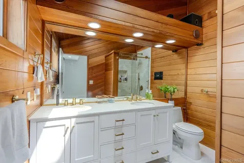 4 Lorraine Road Island Park NY 11558