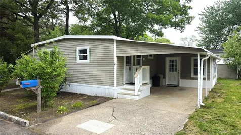 525 Riverleigh Avenue Riverhead NY 11901
