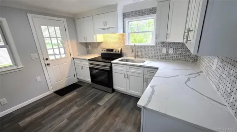 525 Riverleigh Avenue Riverhead NY 11901