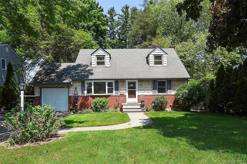 114 Hilldale Road Albertson NY 11507