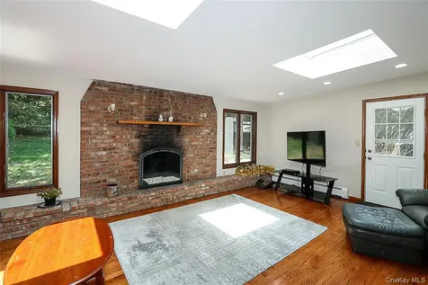 114 Hilldale Road Albertson NY 11507