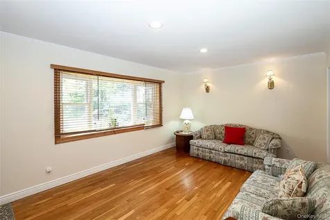 114 Hilldale Road Albertson NY 11507