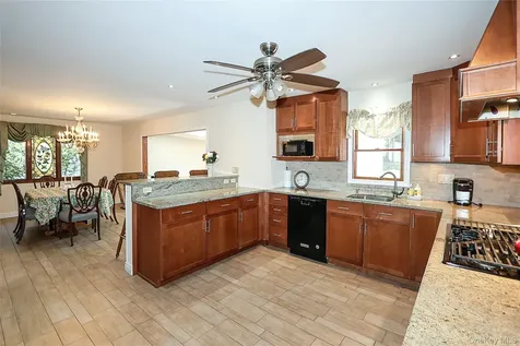114 Hilldale Road Albertson NY 11507