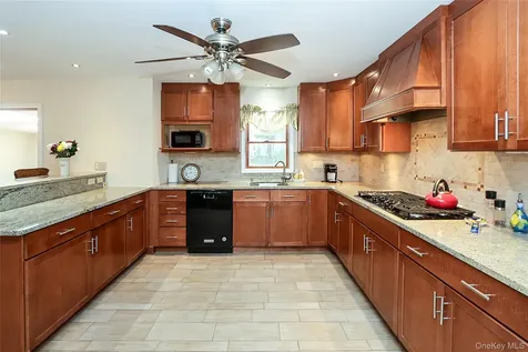 114 Hilldale Road Albertson NY 11507