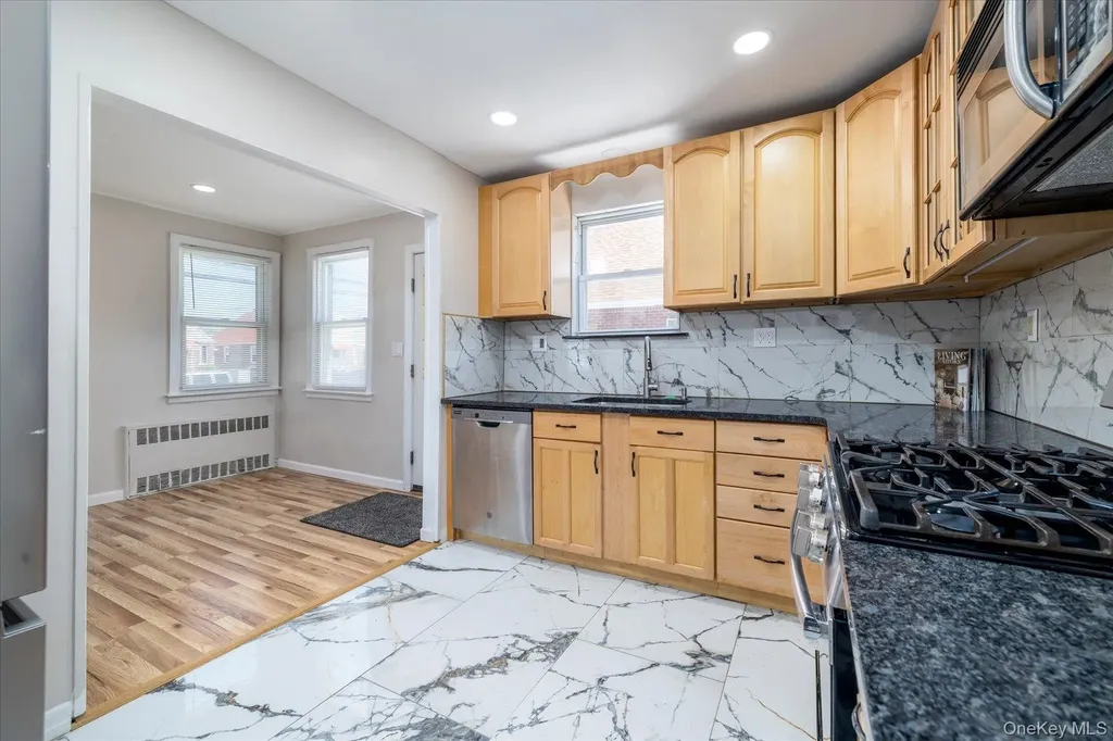 191 Raff Avenue Mineola NY 11501