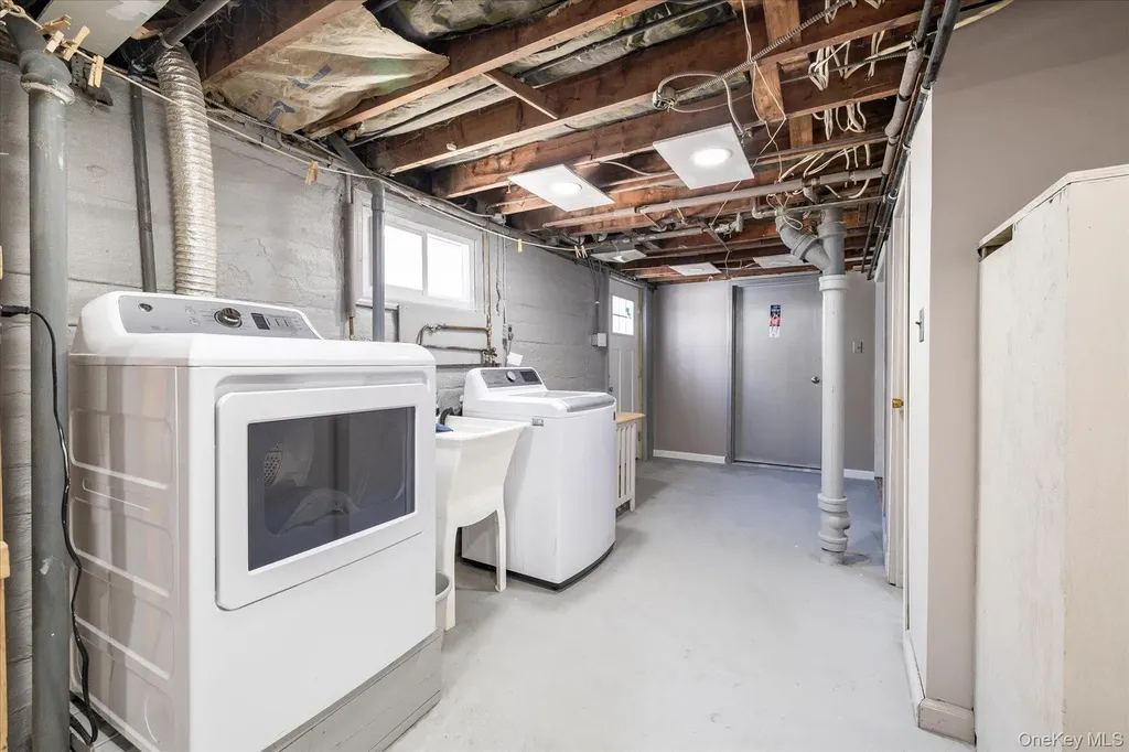191 Raff Avenue Mineola NY 11501