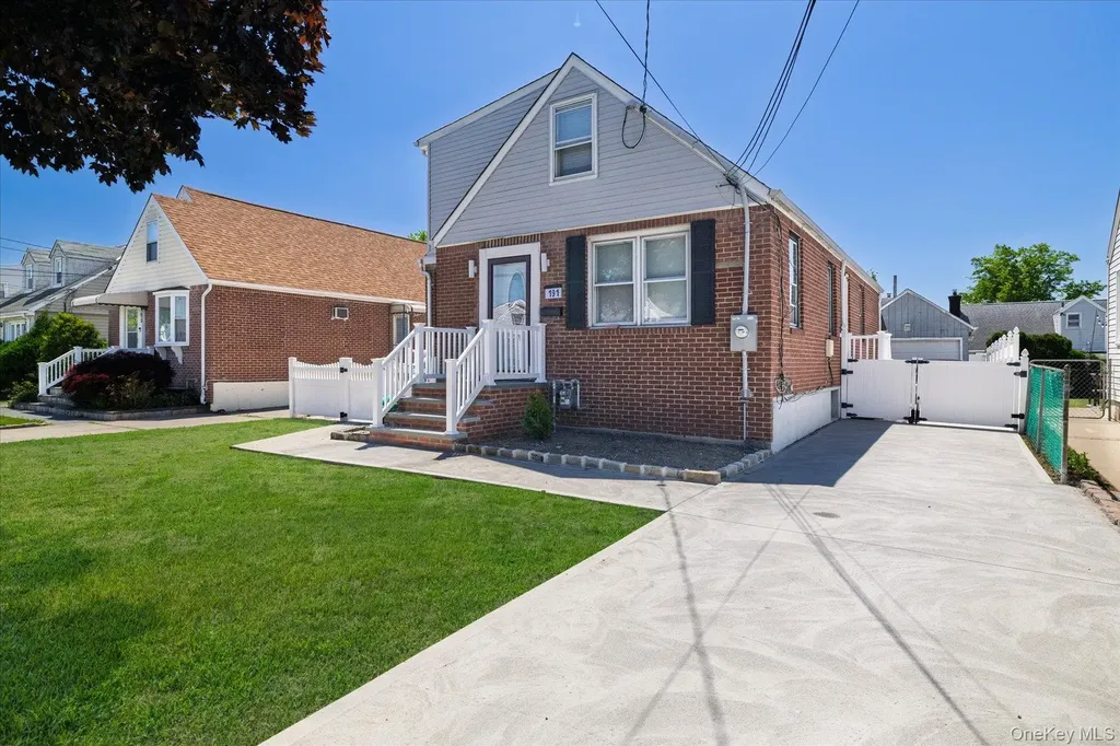 191 Raff Avenue Mineola NY 11501