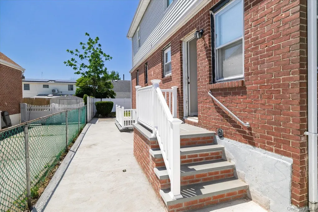 191 Raff Avenue Mineola NY 11501
