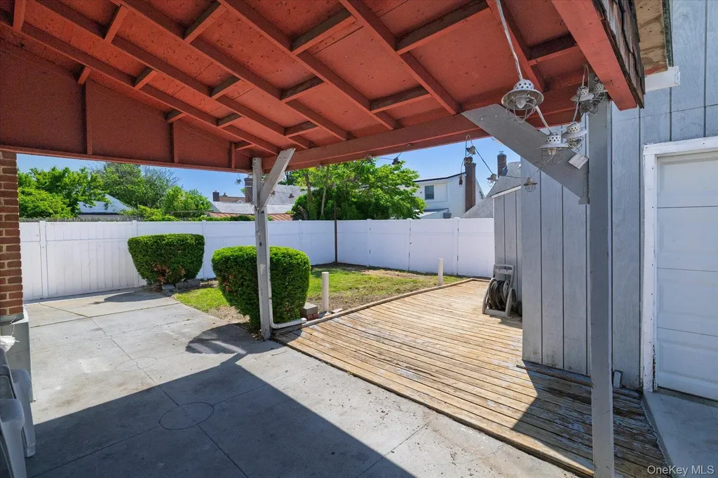 191 Raff Avenue Mineola NY 11501