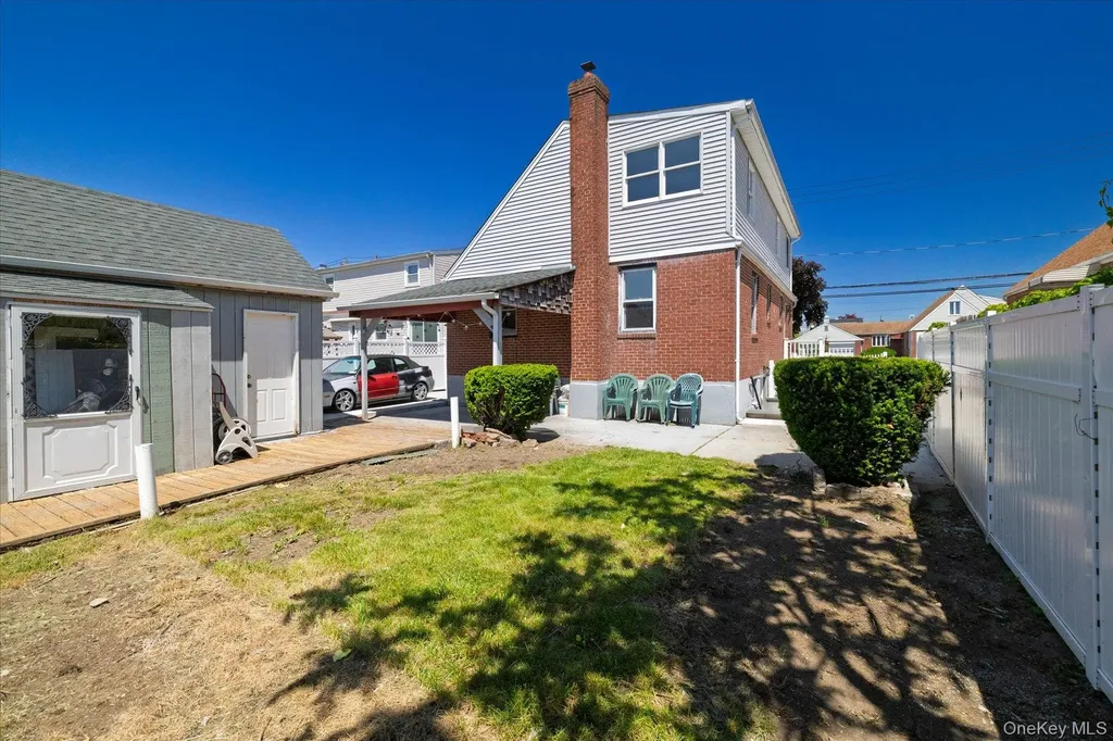 191 Raff Avenue Mineola NY 11501