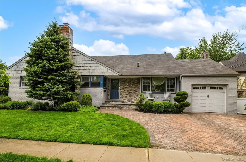 6 Blenheim Court Rockville Centre NY 11570