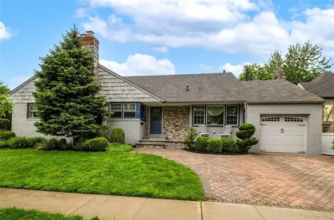 6 Blenheim Court Rockville Centre NY 11570