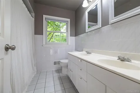 6 Blenheim Court Rockville Centre NY 11570