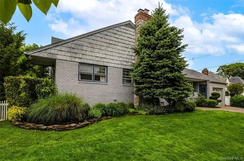 6 Blenheim Court Rockville Centre NY 11570