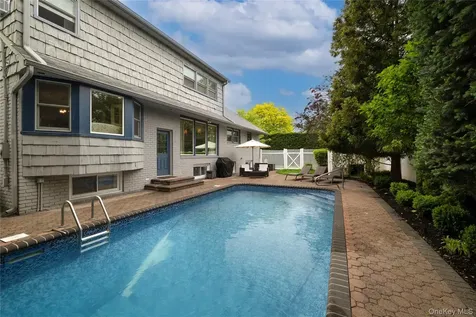 6 Blenheim Court Rockville Centre NY 11570