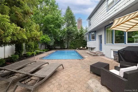 6 Blenheim Court Rockville Centre NY 11570