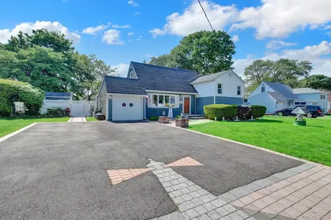 1456 Peters Boulevard Bay Shore NY 11706