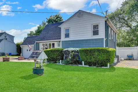 1456 Peters Boulevard Bay Shore NY 11706