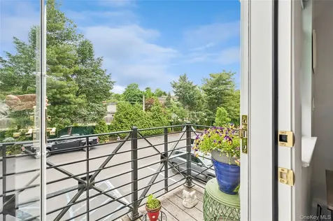 408 Cambridge Court Glen Cove NY 11542