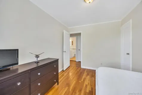 83 E End Avenue Hicksville NY 11801