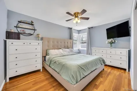 83 E End Avenue Hicksville NY 11801