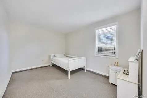 83 E End Avenue Hicksville NY 11801