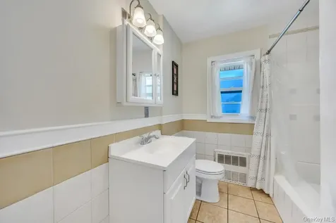 83 E End Avenue Hicksville NY 11801