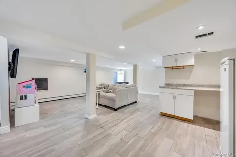 83 E End Avenue Hicksville NY 11801