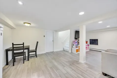 83 E End Avenue Hicksville NY 11801