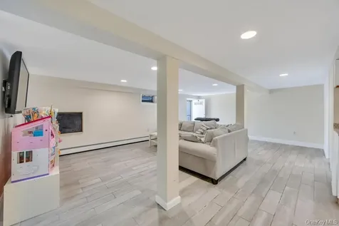 83 E End Avenue Hicksville NY 11801