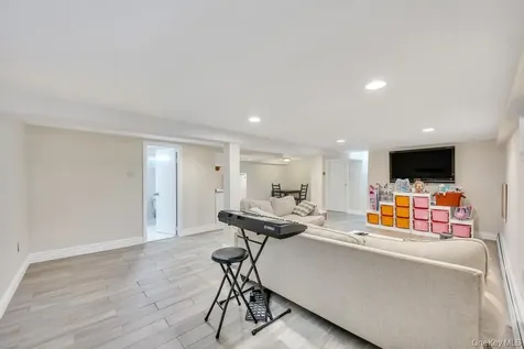 83 E End Avenue Hicksville NY 11801