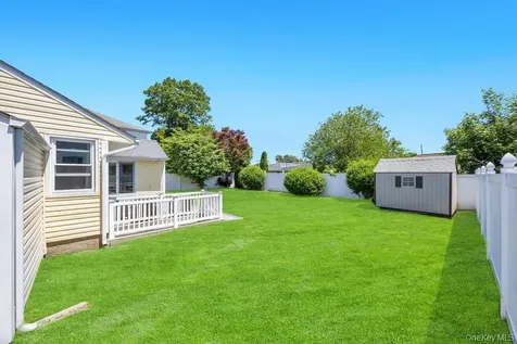 83 E End Avenue Hicksville NY 11801