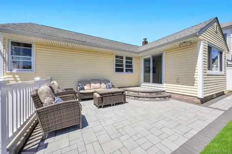 83 E End Avenue Hicksville NY 11801
