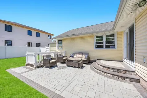 83 E End Avenue Hicksville NY 11801