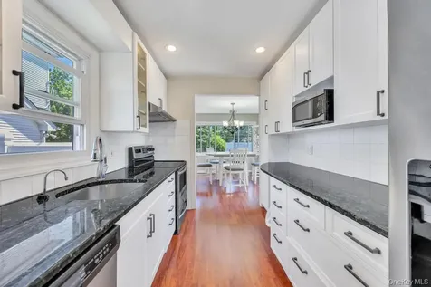 83 E End Avenue Hicksville NY 11801