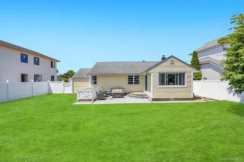 83 E End Avenue Hicksville NY 11801