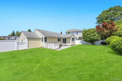 83 E End Avenue Hicksville NY 11801