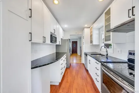 83 E End Avenue Hicksville NY 11801