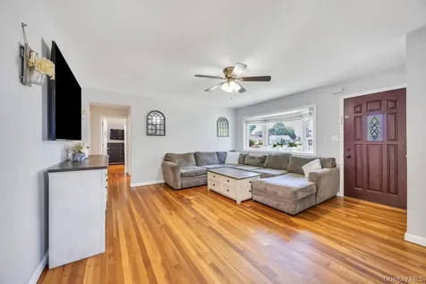 83 E End Avenue Hicksville NY 11801