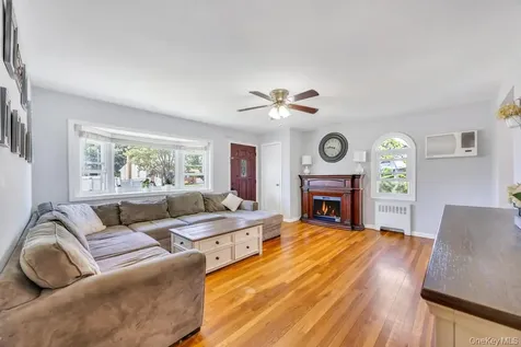 83 E End Avenue Hicksville NY 11801