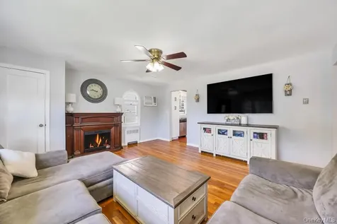 83 E End Avenue Hicksville NY 11801