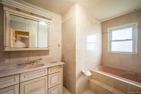 15 Jackie Drive Westbury NY 11590