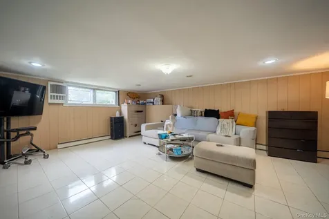 15 Jackie Drive Westbury NY 11590