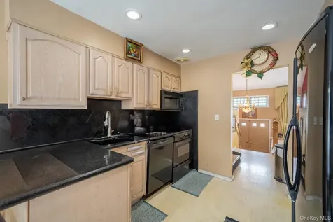 15 Jackie Drive Westbury NY 11590