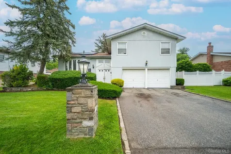 15 Jackie Drive Westbury NY 11590