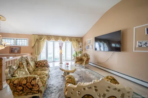 15 Jackie Drive Westbury NY 11590