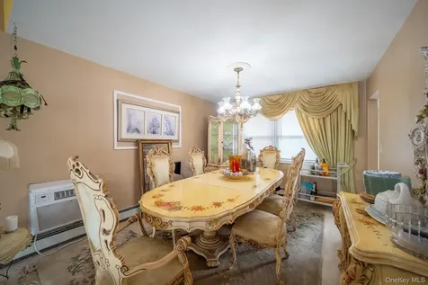 15 Jackie Drive Westbury NY 11590