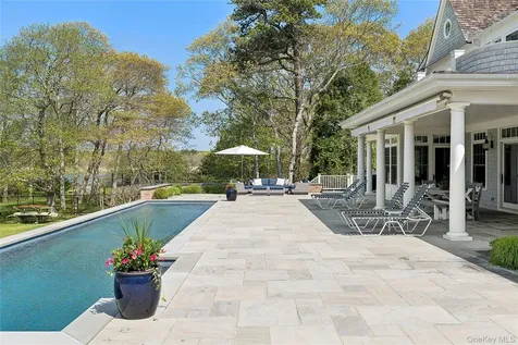 43 Old Main Road Quogue NY 11959