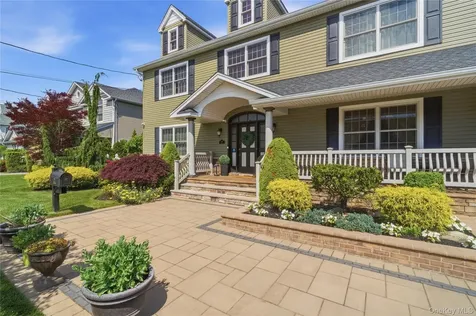 27 Davison Place Rockville Centre NY 11570