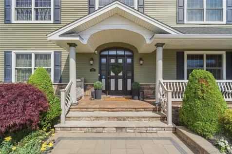 27 Davison Place Rockville Centre NY 11570